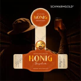 Honigetikett BeeSelectra in der Farbvariante orange vor dunklem Hintergrund – charakterstarkes Etikettendesign für hochwertigen Honig von Schwarmgold®
