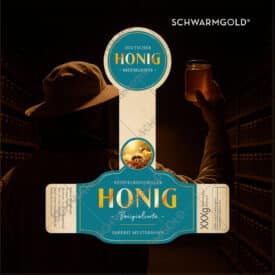 Honigetikett BeeSelectra in der Farbvariante vintage-blau vor dunklem Hintergrund – charakterstarkes Etikettendesign für hochwertigen Honig von Schwarmgold®