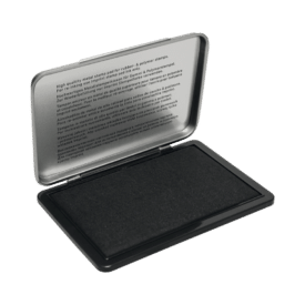 Metallstempelkissen mit schwarzer Tinte geöffnet.